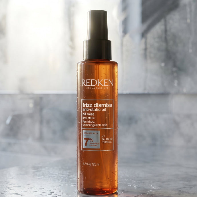 Redken Frizz Dismiss Anti-Static Oil Mist 125ml
Say goodbye to flyaways and static with this featherlight oil mist that smooths and controls frizz on contact — without any heaviness or grease. Powered by Redken's Smoothing Complex and sustainably sourced Babassu Oil, it delivers instant polish and all-day frizz defence.