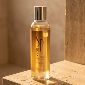 Wella System Professional LuxeOil Keratin Protect Shampoo is a feather-light, sulphate-gentle shampoo that nourishes and protects hair without weighing it down. Enriched with a trio of precious oils — Argan, Jojoba, and Almond — it delivers a luxurious lather and keratin protection with every wash, making it the ideal daily shampoo for all hair types, including fine and fragile hair.