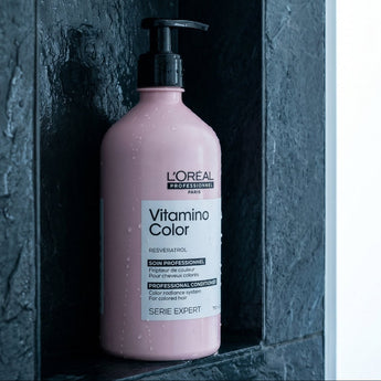 L'Oréal Professionnel Vitamino Color Conditioner 750ml is a salon-grade treatment designed to nourish, protect, and prolong the life of colour-treated hair. Whether you've just left the salon or you're maintaining your colour at home, this conditioner delivers visibly brighter, more radiant results every wash.