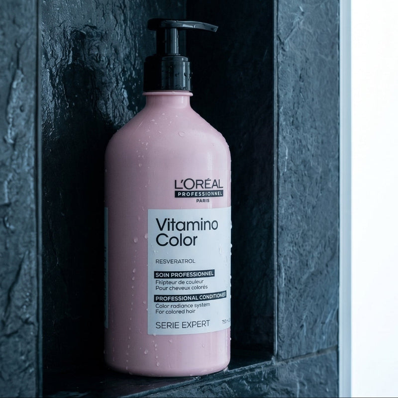 L'Oréal Professionnel Vitamino Color Conditioner 750ml is a salon-grade treatment designed to nourish, protect, and prolong the life of colour-treated hair. Whether you've just left the salon or you're maintaining your colour at home, this conditioner delivers visibly brighter, more radiant results every wash.
