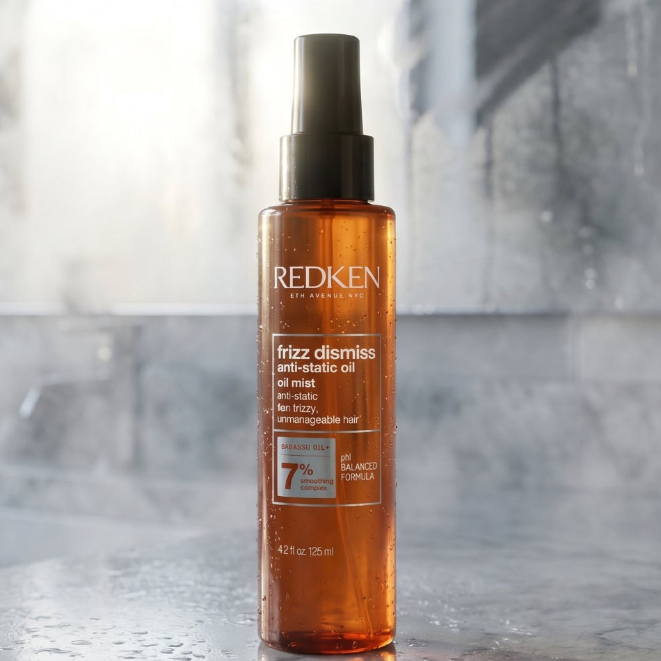 Redken Frizz Dismiss Anti-Static Oil Mist 125ml

Say goodbye to flyaways and static with this featherlight oil mist that smooths and controls frizz on contact — without any heaviness or grease. Powered by Redken's Smoothing Complex and sustainably sourced Babassu Oil, it delivers instant polish and all-day frizz defence.