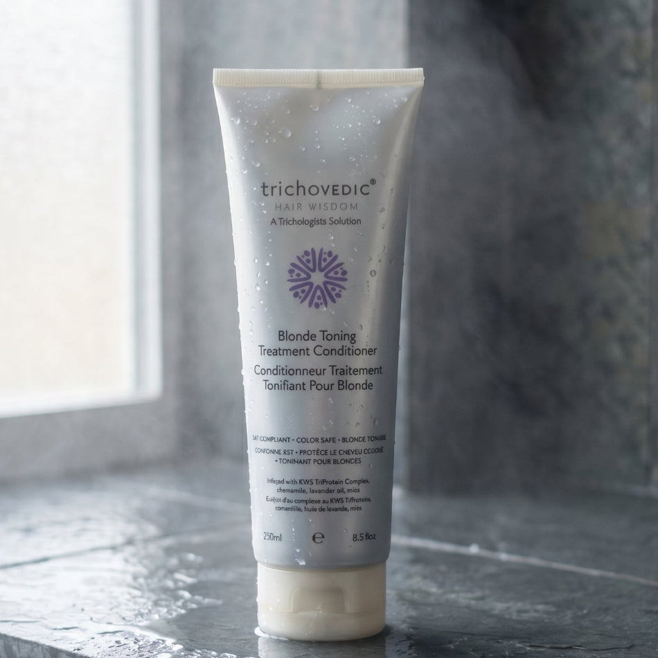Trichovedic Blonde Toning Treatment Conditioner 250ml

A rich, instant-acting toning conditioner formulated for blonde, grey and keratin-treated hair. Neutralises brassiness and yellow tones while delivering intense shine, colour protection and deep conditioning — in as little as 1–2 minutes.